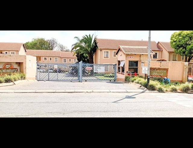 2 BEDROOM TOWNHOUSE FOR SALE IN KEW